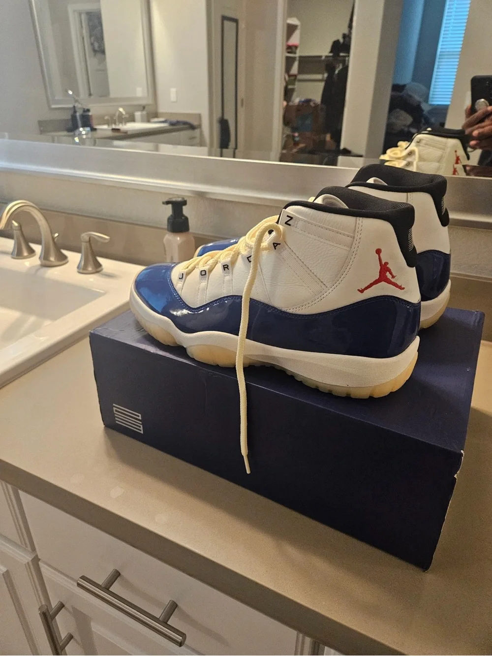 Jordan Men’s Retro High Top Sneakers - White/Navy/Red